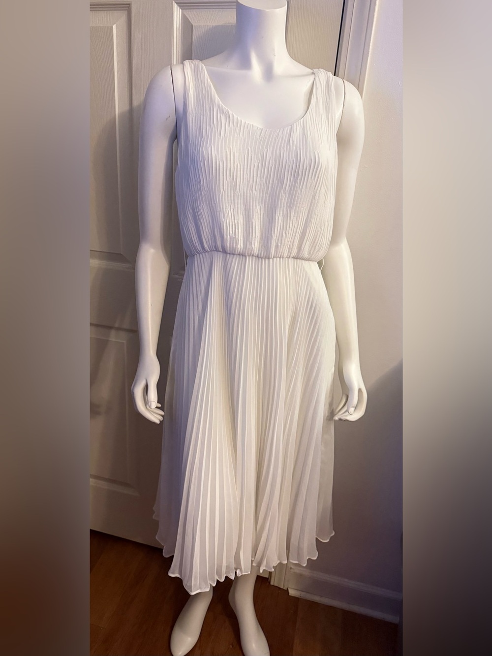 Elegant White Pleated Sleeveless Midi Dress